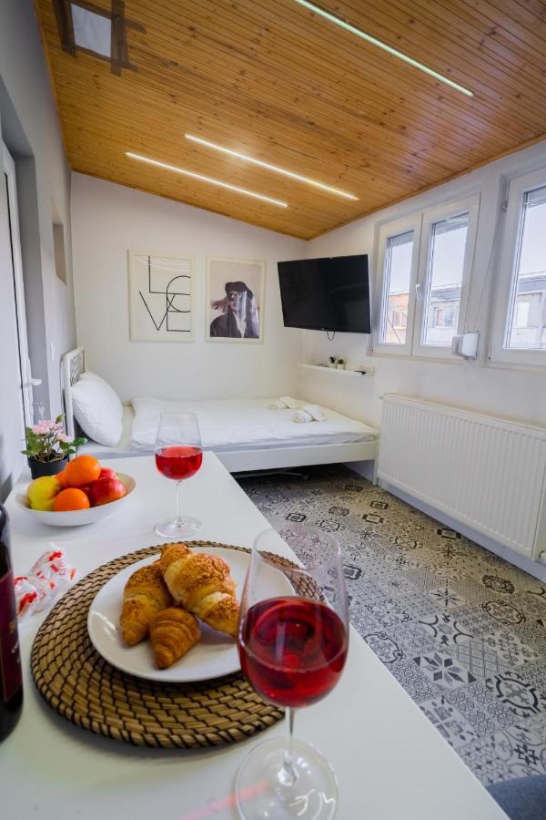 One Bedroom Flat In Bucharest'S Historic District Exterior foto